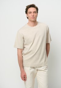 PROFUOMO SHORT SLEEVE - T-shirt - bas - sand
