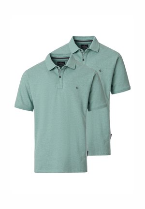 To lysegrønne polo-shirts med korte ærmer, kraver, to-knaps knaplukning og små broderede logoer på venstre bryst.