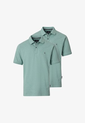Dwie jasnooliwkowe koszulki polo z krótkim rękawem, kołnierzykiem, dwukolorowymi plisami i małymi haftowanymi logo na lewej piersi.