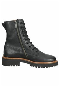 Botín negro de cuero con cordones hasta el tobillo, acabado texturizado, cremallera lateral y suela en contraste. Presenta un diseño de suela robusta y detalles de costura.