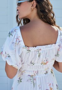 Next PUFF SLEEVE MIDI  - REGULAR FIT - Robe de jour - white ground