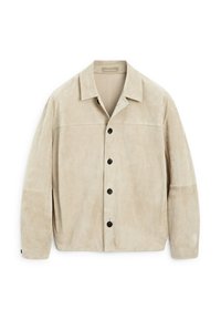 Beige Wildlederjacke mit Kragen, Knopfverschluss vorne und Seitentaschen. Sie hat eine glatte Textur und eine lockere Passform sowie ein minimalistisches Design.