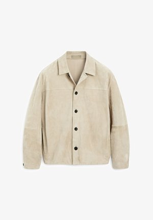 Giacca in suede beige con colletto, chiusura frontale a bottoni e tasche laterali. Presenta una superficie liscia e una vestibilità rilassata, con design minimalista.