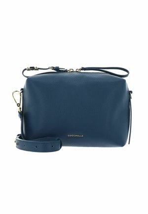 Sac bandoulière rectangulaire en cuir bleu marine avec sangle réglable, ferrures dorées, fermeture éclair et petit logo de la marque sur le devant.