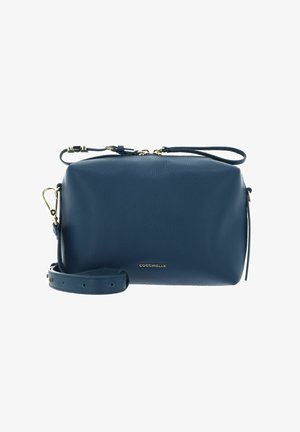 Sac bandoulière rectangulaire en cuir bleu marine avec sangle réglable, ferrures dorées, fermeture éclair et petit logo de la marque sur le devant.