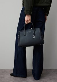 LAILA SATCHEL - Kézitáska - black