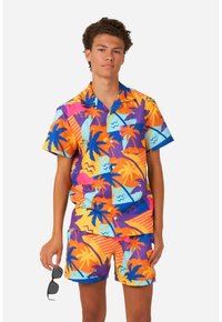 Felgekleurde set van een kortemouwen shirt en shorts met tropische palmpatronen, geometrische vormen en levendige tinten oranje, paars en blauw.