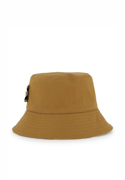 Cappello a secchiello marrone in cotone con tesa larga, cima piatta e dettaglio con cinturino laterale. Presenta cuciture visibili lungo la tesa.