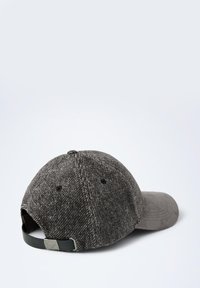 Casquette de baseball en laine texturée gris foncé avec une visière courbée recouverte de tissu et une sangle arrière réglable avec fermoir en métal.