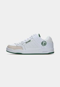 Valged sneakers roheliste aktsentidega, millel on nahast ja sametise ülaosa, pehmendatud kaelus, paelad ja kummist tald, reljeefne logo detail.