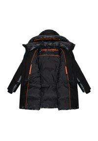 Svart parkas med en vadderad innerfoder, har orange detaljer och texten "STONE HARBOUR". Flera fickor och hög krage.