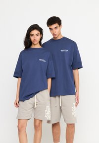 Multiply Apparel BROKEN IDENTITY - Camiseta estampada - night shadow