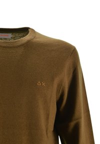 Maglione marrone a girocollo con una piccola triangolo giallo e ricamo a forma di X sul lato sinistro del petto e etichetta del brand SUN68 all'interno del colletto.