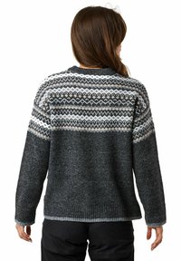 Maglione lavorato a maglia di colore grigio scuro con un yoke decorato da disegni geometrici bianchi e grigio chiaro. Polsini e orlo a costine.