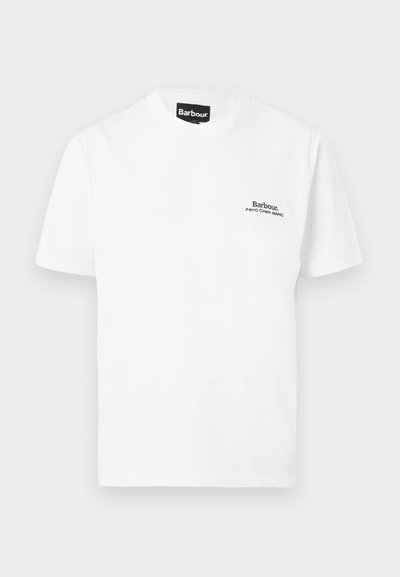 Λευκό T-shirt Barbour με κοντά μανίκια, μικρό μαύρο λογότυπο κειμένου στο αριστερό στήθος και μαύρη ετικέτα λαιμού σε απλό φόντο.