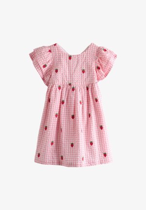 Ružové šatky s kockovaným vzorom a zvonovými rukávmi, ktorý je ozdobený drobnými vyšitými červenými jahodami roztrúsenými po látke.