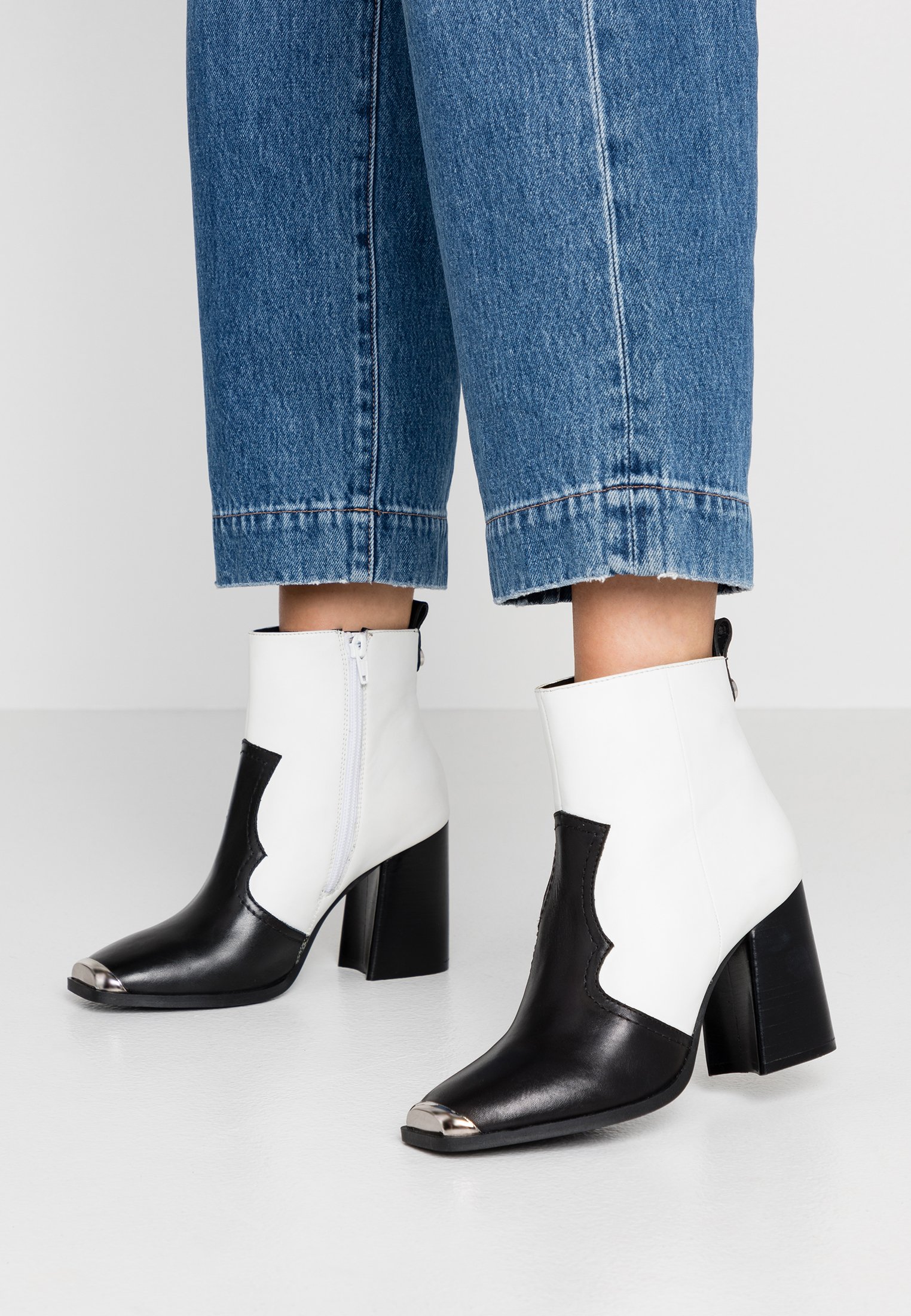 Steve Madden ENZO Enkellaarsjes met hoge hak blackwhite Steve Madden ENZO Enkellaarsjes met hoge hak navyBlauw