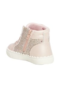 Stivale alla caviglia rosa con pannello laterale glitterato, pelle testurizzata, suola bianca ondulata e chiusura con zip. Fodera morbida e interno imbottito visibili.