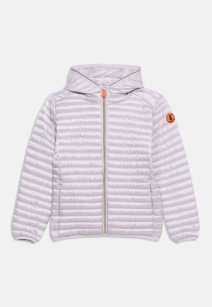 Ελαφριά μπουφάν πάπλωμα ανοιχτό μωβ με κουκούλα, μπροστινό φερμουάρ, ελαστικά μανίκια και πορτοκαλί κυκλικό σήμα στο αριστερό μανίκι.