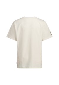 Camiseta de algodón color crema con cuello redondo, mangas cortas y un parche de logo en la manga izquierda. Textura suave, diseño sencillo.