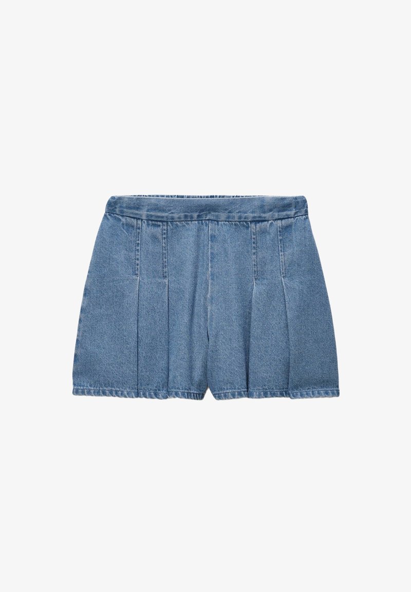 Shorts en denim bleu clair avec un design plissé, dotés d'une taille élastique et d'une texture lisse. Sans poches ni éléments supplémentaires.