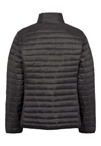 Quiltad svart vadderad jacka med hög krage; har horisontell sömnad, lätt textur och elastiska muddar vid fållen och ärmarna.