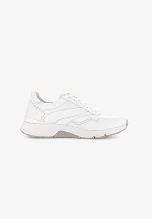 Witte lage atletieksneaker met vetersluiting, gelaagde stikseldetails en een dikke, gevoerde zool met gestructureerd profiel.