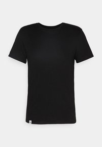 T-shirt nera in cotone con maniche corte, colletto rotondo e una sottile etichetta con logo sull'orlo. Texture liscia e design classico a taglio dritto.