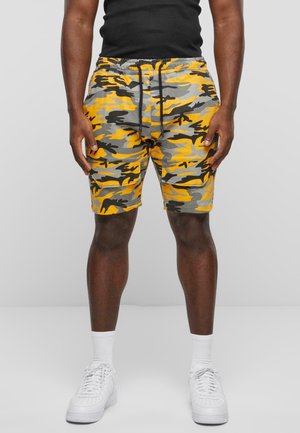 Kamuflage shorts i grå, gul og sort med elastisk talje og snor. Materialet ser let og åndbart ud.
