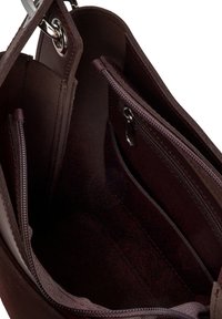 Wnętrze torby skórzanej w ciemnym brązie z wieloma zamykanymi na suwak przegródkami i gładkim podszewkowym materiałem, z metalowymi akcentami.