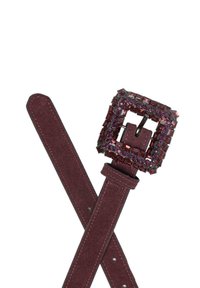 Dunkellila Wildledergürtel mit quadratischer Schnalle, verziert mit dunkelroten und violetten Edelsteinen, mit abgesteppten Kanten und mehreren Einstelllöchern.