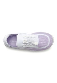 Weiße Sportschuhe mit lavendelfarbenen Mesh-Akzenten, strukturiertem Obermaterial, elastischen Schnürsenkeln und runder Zehenpartie. Logo auf der Innensohle sichtbar.