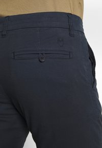 KnowledgeCotton Apparel Chino kalhoty - dark blue