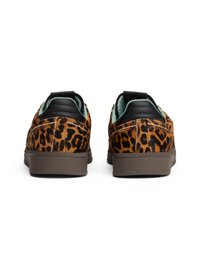 Sneakerii cu imprimeu de leopard, cu accente din piele neagră, material texturat, guler căptușit și talpă din cauciuc. Vederea din spate arată detalii de contrast de culoare.