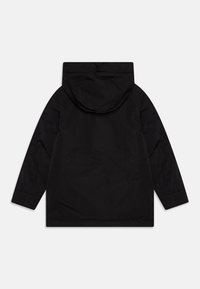 Jachetă neagră impermeabilă cu glugă, mâneci lungi și o textură netedă, cu un design minimalist și fără elemente sau accente vizibile.