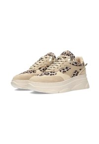 Zapatillas beige con detalles en estampado de leopardo, texturas de ante y lisas, con suela blanca gruesa y detalles metálicos.