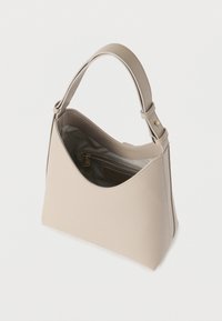 Τσάντα από δέρμα μπεζ με κυρτό σχέδιο, ρυθμιζόμενο λουράκι και εσωτερική τσέπη με φερμουάρ. Ομαλή υφή και μινιμαλιστικό στυλ.