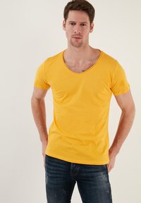 Buratti V-NECK  - Basic póló - yellow