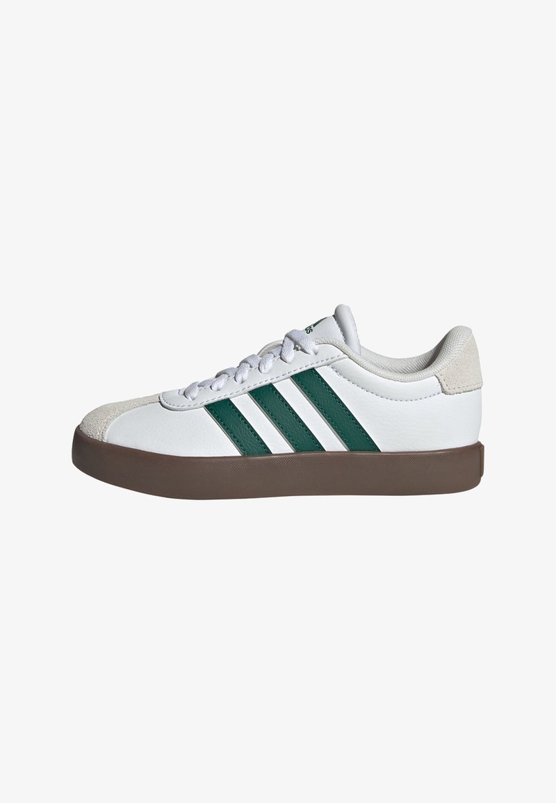 Baskets basses blanches avec des rayures vert foncé, semelle marron, lacets blancs et une coque d'orteil et un patch talon en daim beige.