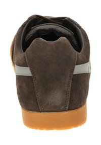 Zapatillas de ante marrón con parte trasera baja, franja de acento gris y suela de goma. Presentan bordes redondeados y material texturizado.