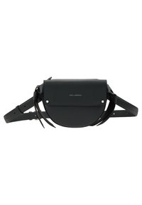 Zwarte leren riemtasje met een afgeronde vorm, klepsluiting, zilverkleurige metalen accenten en verstelbare riemen voor een veilige pasvorm.