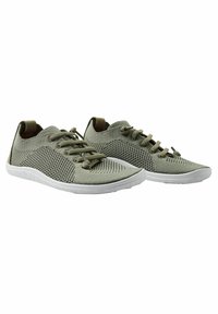 Leichte, olivgrüne Mesh-Sneaker mit einem atmungsaktiven Design, runder Zehenpartie, Schnürverschluss und weißer Gummisohle.