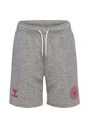 Szare szorty ze ściągaczem, z czerwonym logo Hummel na lewej nogawce i okrągłym emblematem DBU na prawej nogawce, wykonane z miękkiej tkaniny.