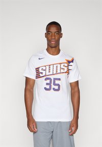 T-shirt bianco a maniche corte con "SUNS" in arancione e viola, con il numero "35" stampato sotto. Logo Nike sulla spalla sinistra. Materia in cotone.