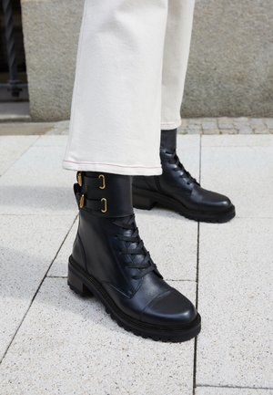 Nauhalliset nilkkurit - black