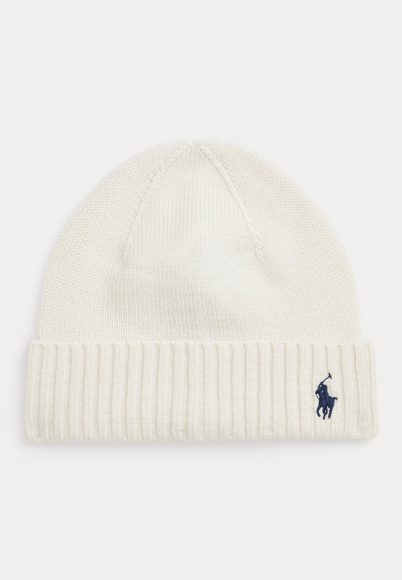 Gorro de malha em suave material creme com punho canelado. Apresenta um pequeno detalhe em azul-marinho com logo. Textura lisa, forma de topo arredondada.