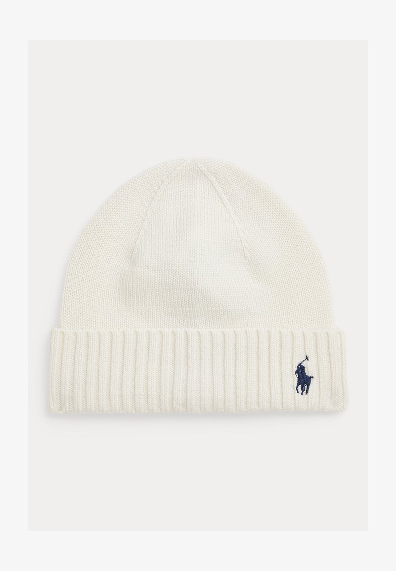 Bonnet en tricot en tissu crème doux avec un bord côtelé. Présente un petit accent de logo navy. Texture lisse, forme de haut arrondi.