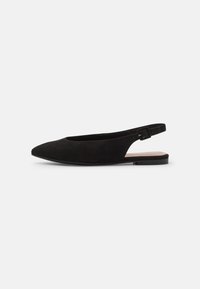 Czarne zamszowe buty typu slingback, płaskie, z pointed toe, otwartym tyłem i regulowanym zapięciem, z minimalistyczną płaską podeszwą.