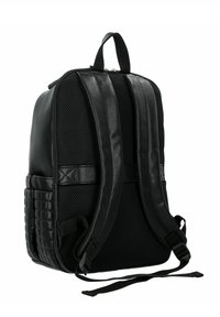 Zwarte rugzak met een getextureerd paneel, gemaakt van duurzaam materiaal. Voorzien van gevoerde riemen, een bovenhandvat en een doorgestikte zijvak.