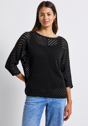 Pull en tricot noir avec un motif en chevrons, col bateau et manches trois-quarts. Léger, avec une coupe ample et un design texturé.